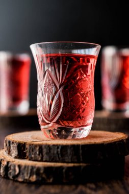 Türk Osmanlı iç gül şerbeti veya kızılcık Serbet kristal cam
