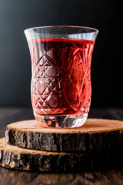Boisson turque ottomane Rose sherbet ou Canneberge Serbet en verre cristal — Photo
