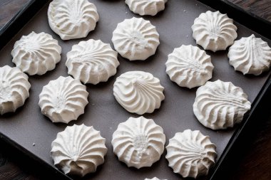 Türk Beze veya Meringues tepsi