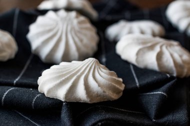 Türk Beze veya beze üzerinde siyah mendil