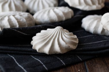 Türk Beze veya beze üzerinde siyah mendil