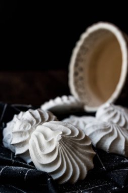 Türk Beze veya beze üzerinde siyah mendil