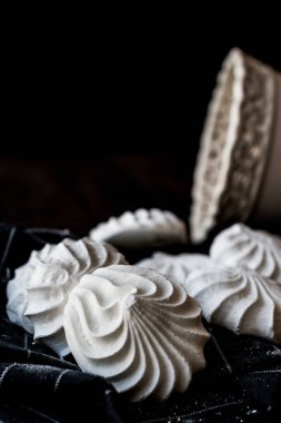 Türk Beze veya beze üzerinde siyah mendil