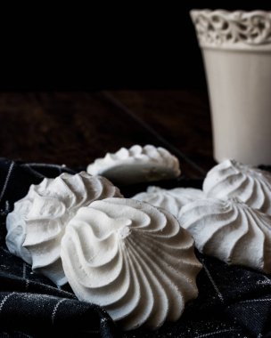 Türk Beze veya beze üzerinde siyah mendil