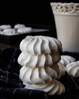 Türk Beze veya beze üzerinde siyah mendil