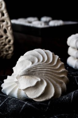 Türk Beze veya beze üzerinde siyah mendil