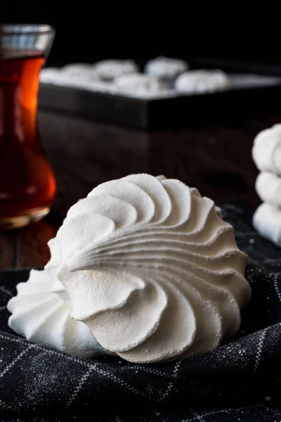 Meringues / Beze avec verre à thé turc . — Photo