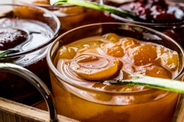 Kayısı reçel cam kaseye Kaşık ve çeşitli meyve reçeli