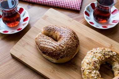 Türk Koregi ve çay / Kruvasan çikolatalı ve kuru üzümlü.