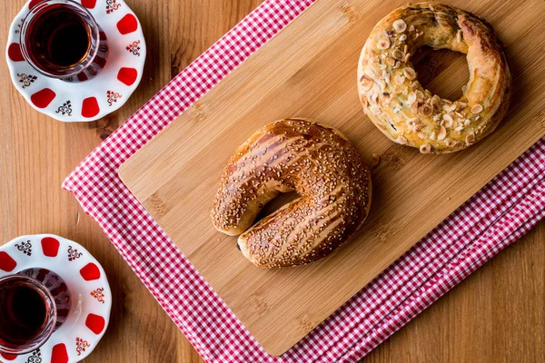 Turco Ay coregi e chá / Croissant com chocolate cacau e passas . — Fotografia de Stock