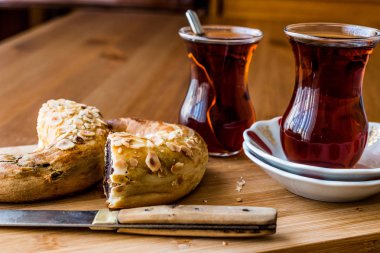 Türk Koregi ve çay / Kruvasan çikolatalı ve kuru üzümlü.