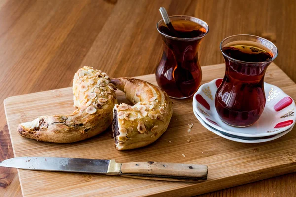 Τουρκικά Ay coregi και τσάι / κρουασάν με κακάο σοκολάτας και σταφίδα. — Φωτογραφία Αρχείου
