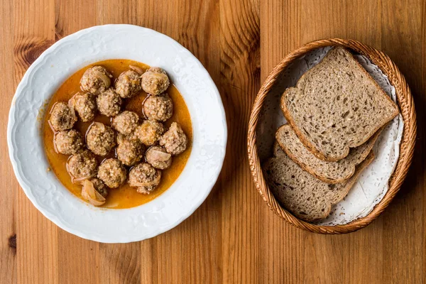 Турецкая кухня Sulu Kofte / Juicy Meatballs with bran bread . — стоковое фото