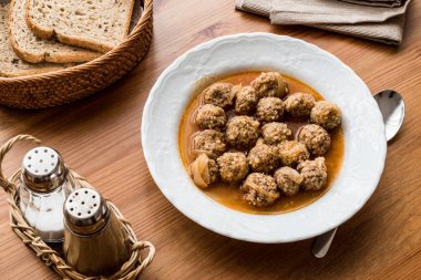 Sulu köfte yemek / sulu köfte ile kepekli ekmek.