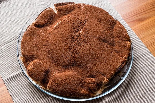 Hemmagjord Tiramisu tårta på träytan. — Stockfoto