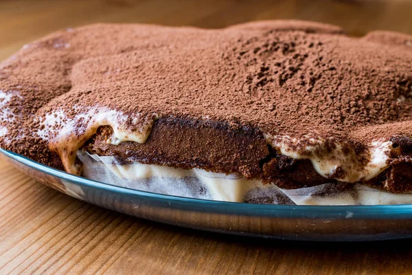 Gâteau Tiramisu fait maison sur une surface en bois . — Photo