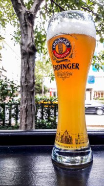 Türkiye, Istanbul - 29 Aralık 2016: Erdinger bira cam Garden Bar.