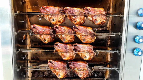 Kuzu Kelle / Baked Lamb Heads in oven at street — Stock Photo, Image