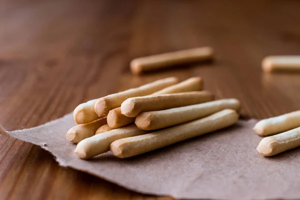 Hausgemachte Grissini auf Holzoberfläche — Stockfoto