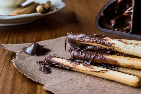 Grissini con crema al cioccolato e tè o caffè . — Foto Stock