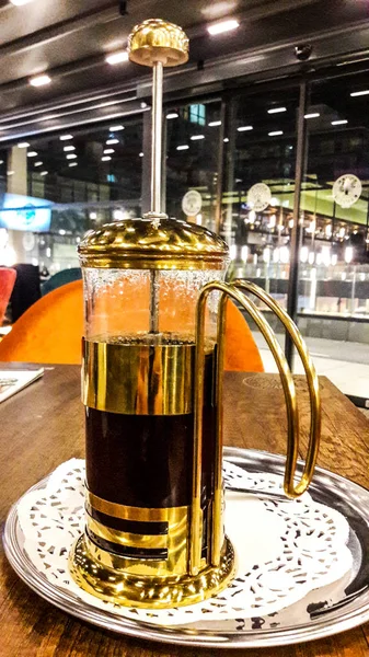 Cor de ouro francês Imprensa no café . — Fotografia de Stock