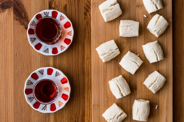 Turkish Shortbread Cookies with tea / Un Kurabiyesi — Stock Photo, Image