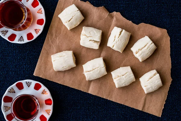 Biscoitos Shortbread turcos com chá / Un Kurabiyesi — Fotografia de Stock