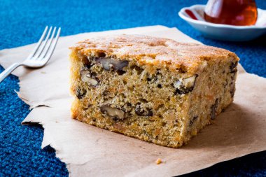 Ceviz, tarçın ve çay ile havuç kek.