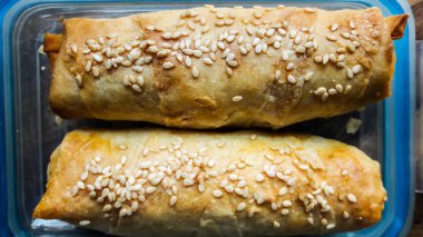 Cam kasede susam ile Türk börek.