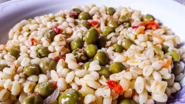 Turkish Bulgur rice with peas / bezelye pilav — Stock Photo, Image