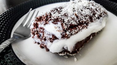 Türk tatlı Saray Sarma / çikolatalı puding krema ve Hindistan cevizi tozu ile