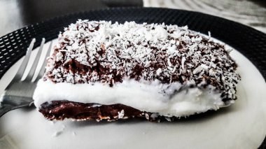 Türk tatlı Saray Sarma / çikolatalı puding krema ve Hindistan cevizi tozu ile