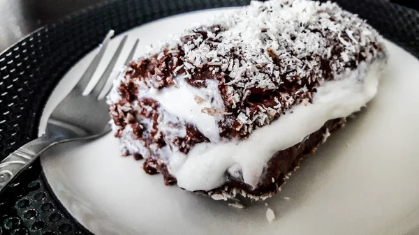 Türk tatlı Saray Sarma / çikolatalı puding krema ve Hindistan cevizi tozu ile