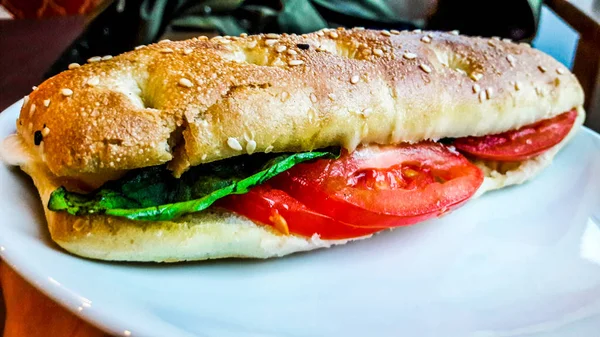 Sandwich Mozarella aux tomates et légumes verts — Photo