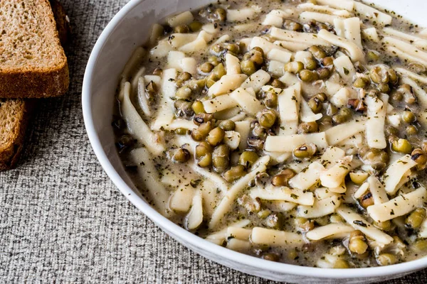 Turkse Mas Fasulyesi Corbasi / Mung Bean Soep met zemelen brood. — Stockfoto