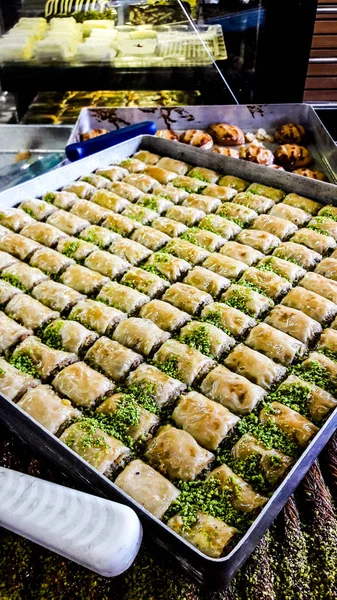 Türk tatlı baklava fıstık tozu ile. — Stok fotoğraf