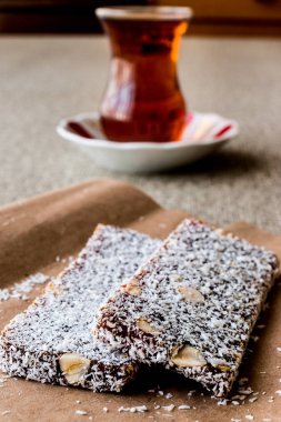 Türk tatlı Cezerye ceviz, Hindistan cevizi tozu ve çay