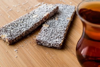 Türk tatlı Cezerye ceviz, Hindistan cevizi tozu ve çay