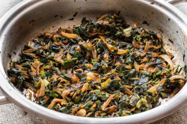 Tavada kavrulmuş ıspanak.