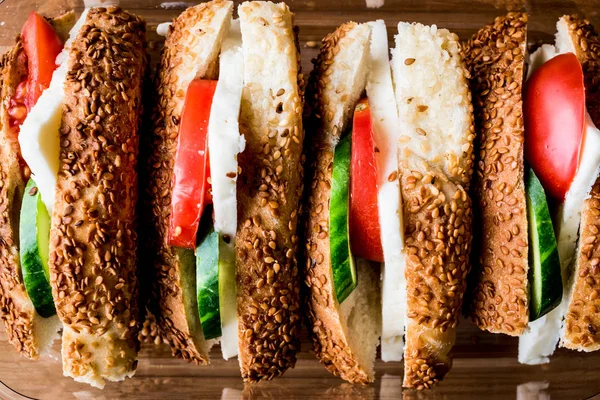 Сэндвич с сыром, помидорами и огурцом — стоковое фото