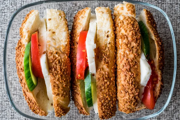 Turecki Bagel Simit Kanapka z serem, pomidorem i ogórkiem — Zdjęcie stockowe