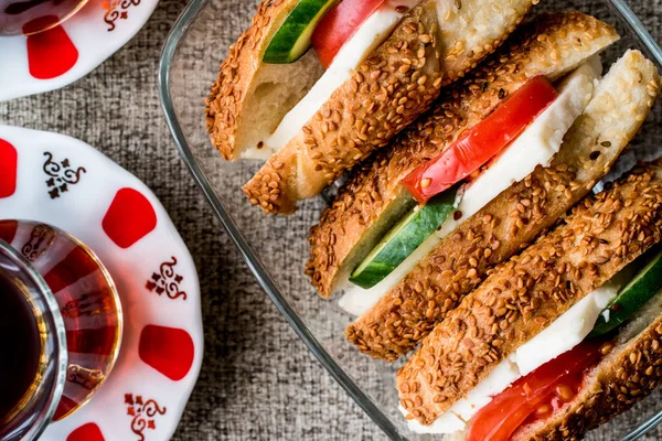 Турецкий бублик Simit Сэндвич с сыром, помидорами, огурцом и чаем — стоковое фото