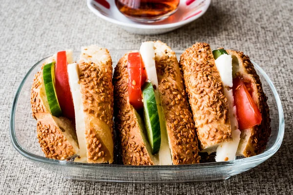 Turecki Bagel Simit Kanapka z serem, pomidorem, ogórkiem i herbatą — Zdjęcie stockowe