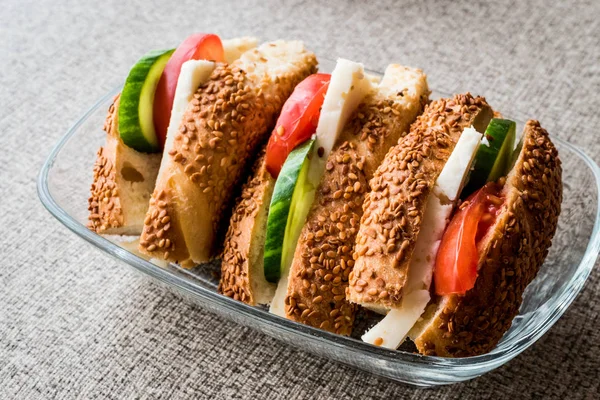 Turecki Bagel Simit Kanapka z serem, pomidorem i ogórkiem — Zdjęcie stockowe