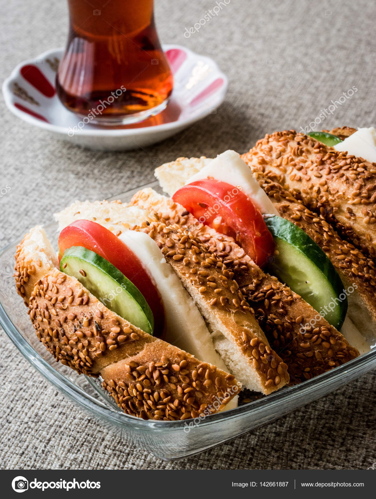 Fırında Domates Soslu Kaşarlı Simit Fırında Domates Soslu Kaşarlı Simit