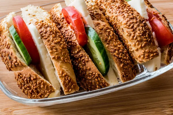 Sándwich de Bagel Simit Turco con queso, tomate y pepino — Foto de Stock
