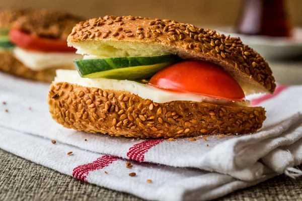 Турецкий бублик Simit Сэндвич с сыром, помидорами, огурцом и чаем — стоковое фото