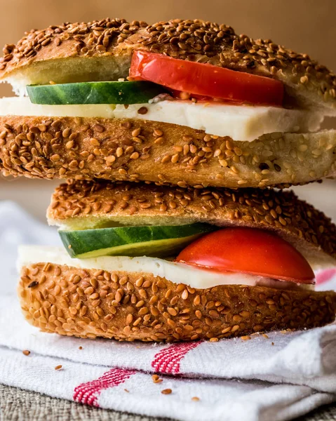 Turkisk Bagel Simit smörgås med ost, tomat och gurka — Stockfoto