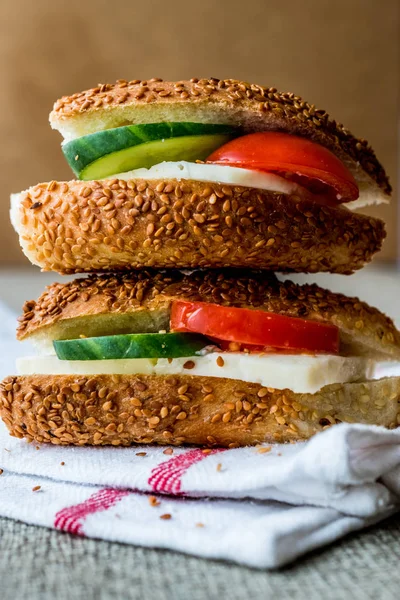 Сэндвич с сыром, помидорами и огурцом — стоковое фото