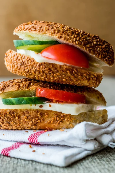 Sándwich de Bagel Simit Turco con queso, tomate y pepino — Foto de Stock